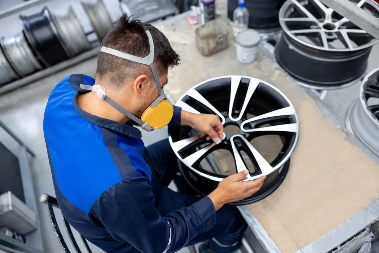 Reparation de jantes en aluminium abimees pour restaurer leur etat d'origine et garantir une conduite securisee