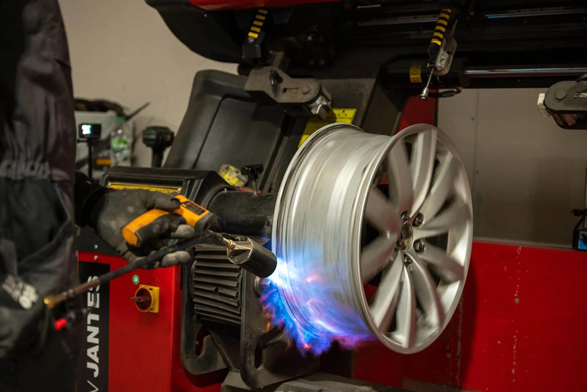 Dévoilage et redressage d'une jante pour corriger les déformations et garantir une conduite sans vibration